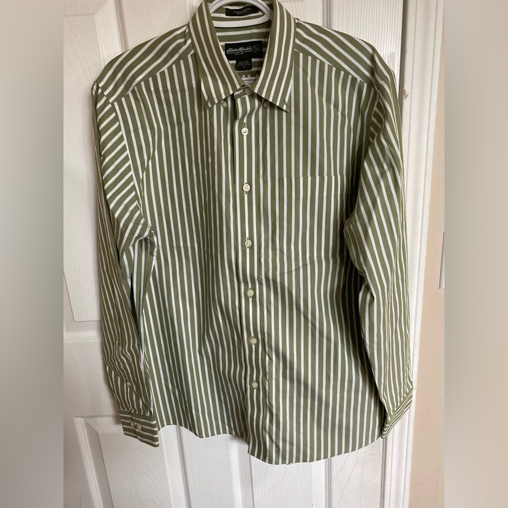 Eddie Bauer. Wrinkle Resistant Mens M Relaxed Fit 100% Cotton Green Stripe Shirt